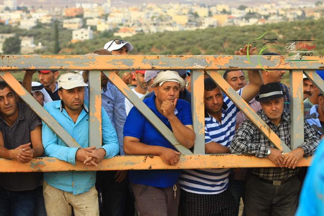 قوات الاحتلال الاسرائيلي تمنع المواطنين الفلسطينيين من الوصول الى اراضيهم لقطف ثمار الزيتون